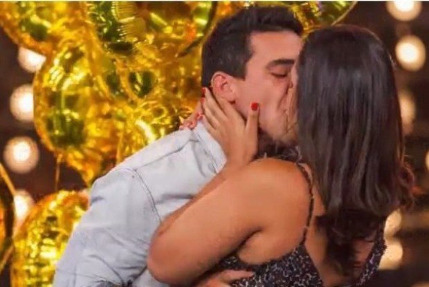 Beijo de André Marques repercutiu nas redes (Crédito: Reprodução)