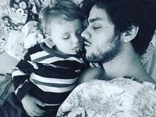 Felipe Simas posta foto fofa em que dorme ao lado do filho