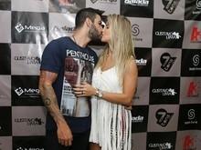 Gusttavo Lima troca beijos com Andressa Suita antes de show