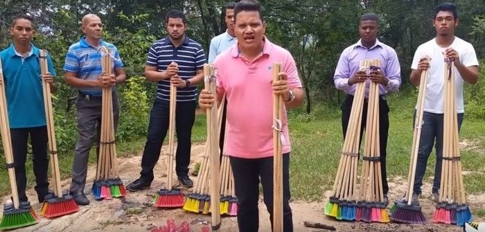 Pastor faz propaganda de vassoura (Crédito: Reprodução)