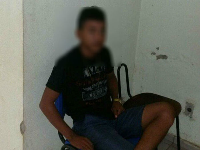 Adolescente apreendido com motocicleta roubada (Crédito: Plantão Policial )