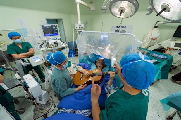 Homem toca violão enquanto faz cirurgia no cérebro (Crédito: Reprodução)