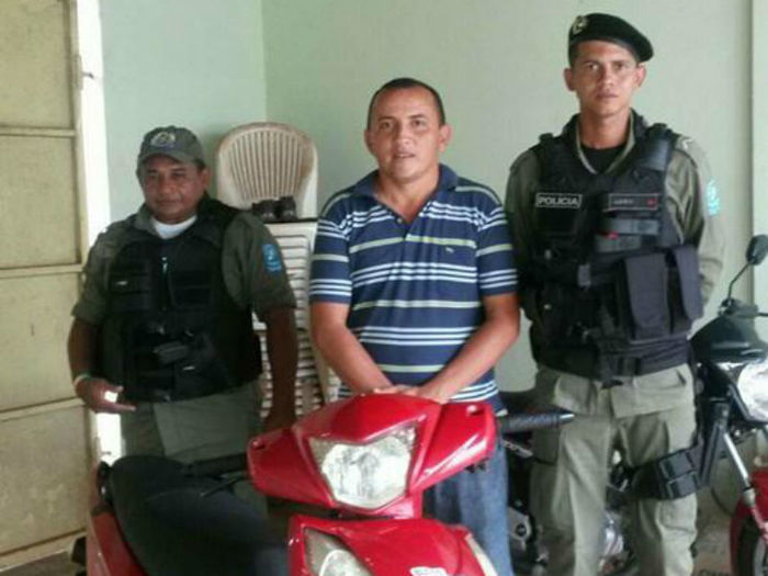 Policiais apreendem adolescente apreendido com motocicleta roubada (Crédito: Plantão Policial )