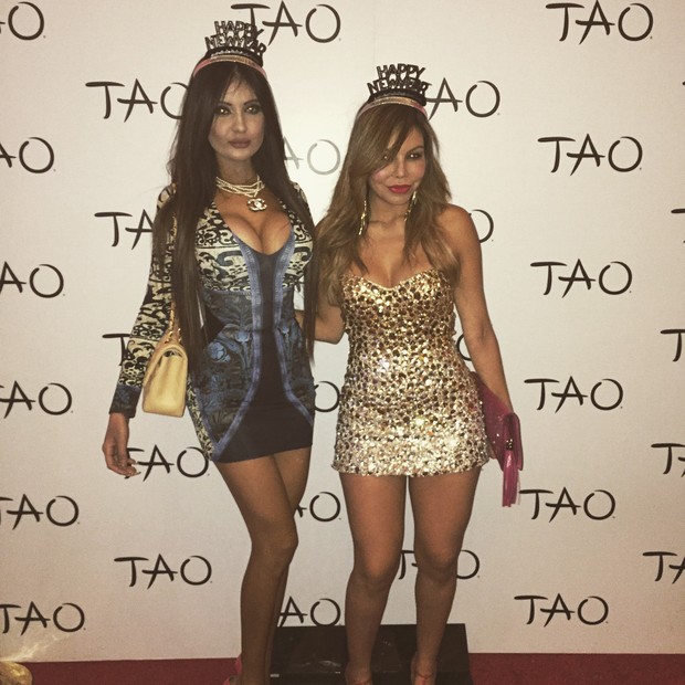 Jennifer Pamplona e Liziane Gutierrez na festa de réveillon de Snoopy Dogg (Crédito: Divulgação)