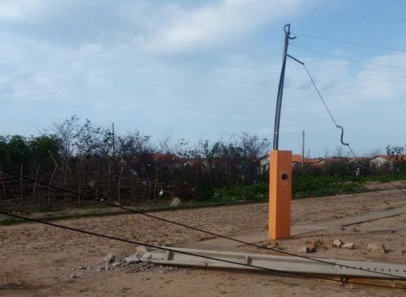 Poste ficou no chão após colisão
