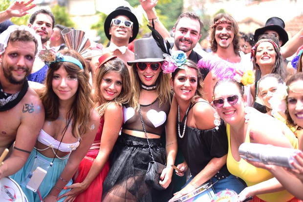 Atriz Fernanda Paes Leme usa look ousado para curtir bloco (Crédito: Divulgação)