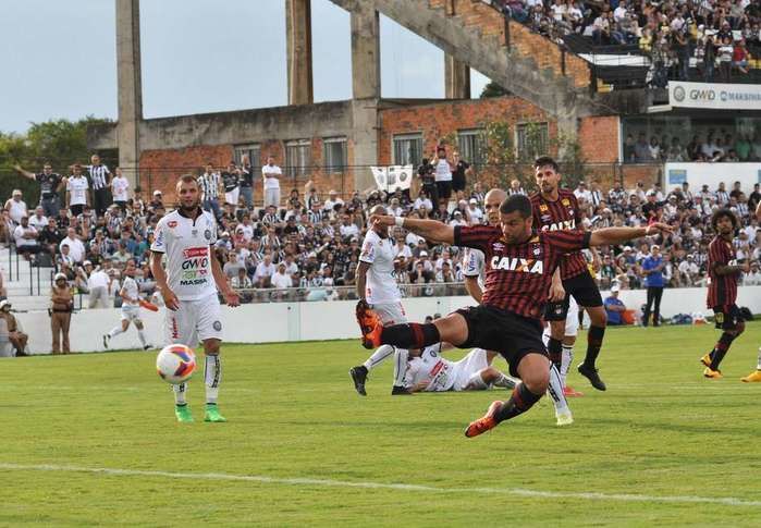 André Lima marcou dois gols para o Furacão
