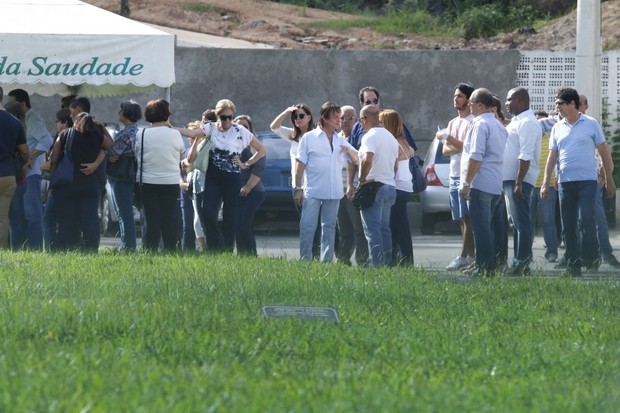 Sobrinha de Roberto Carlos morre e é enterrada no Rio (Crédito: Ag news)