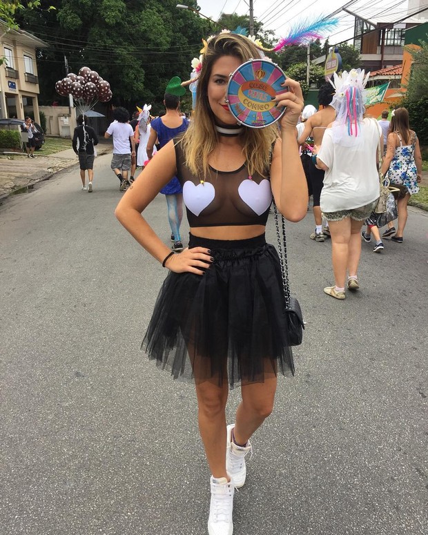 Atriz Fernanda Paes Leme usa look ousado para curtir bloco (Crédito: Divulgação)