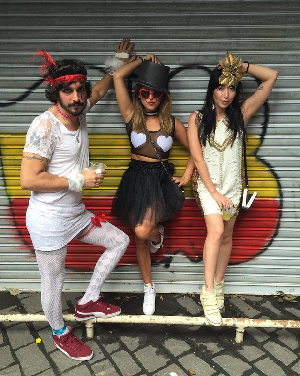 Atriz Fernanda Paes Leme usa look ousado para curtir bloco (Crédito: Divulgação)