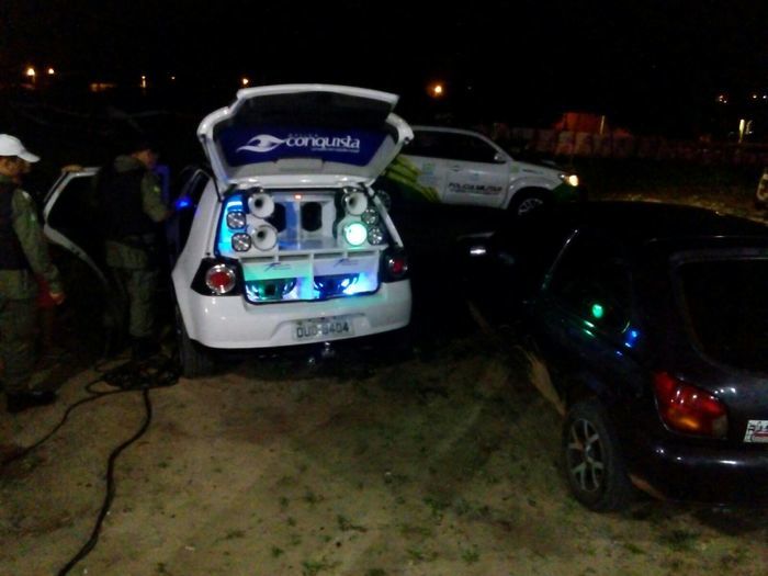 Polícia abordou carros de som em avenida