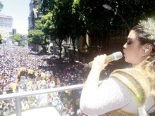 Preta Gil recebe famosos e tem pedido de casamento gay em seu bloco