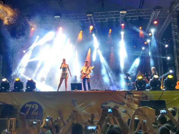 Thábata e Ximbinha se apresentaram ao vivo pela primeira vez com a banda XCalypso (Crédito: Reprodução)