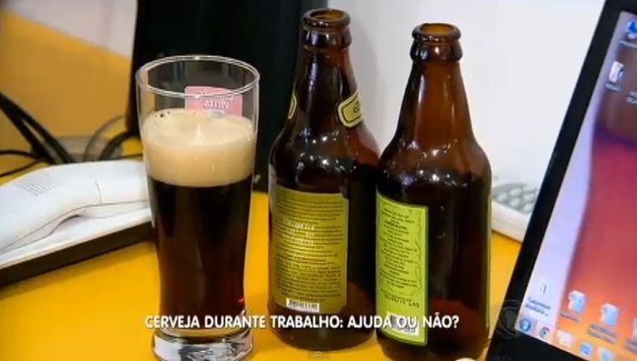 Cerveja durante o trabalho (Crédito: Reprodução )