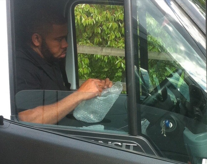 Motorista estourando plástico bolha (Crédito: Reprodução)
