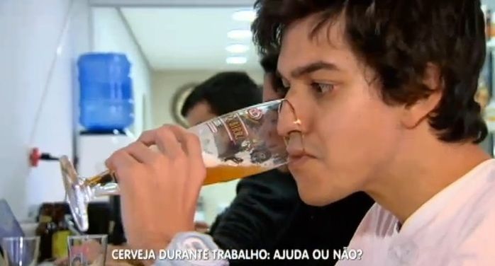Cerveja durante o trabalho (Crédito: Reprodução )