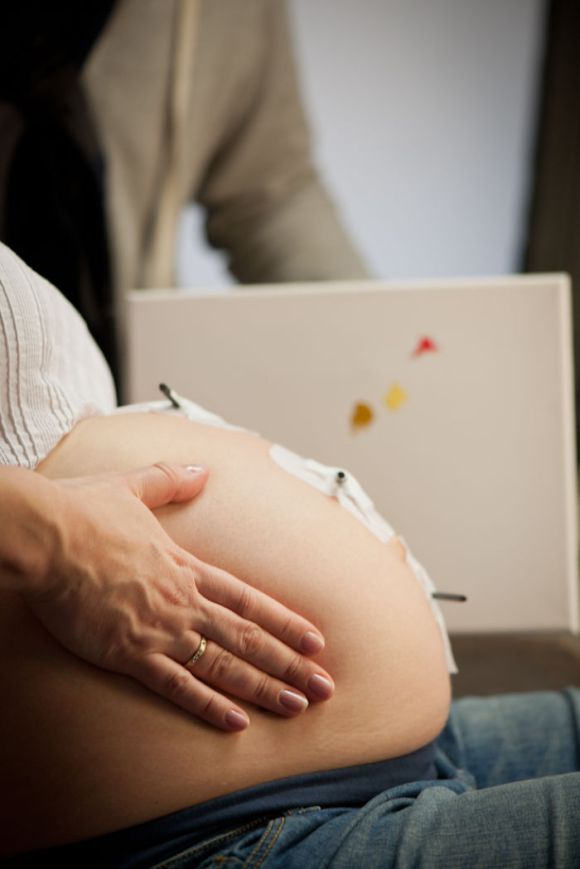 Veja como os pincéis são postos na barriga