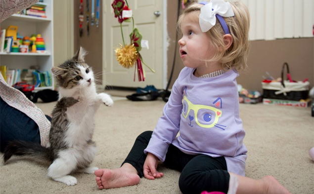 Scarlette e a gatinha (Crédito: Reprodução)