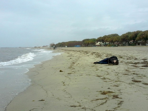 Corpo de migrante é encontrado nesta terça-feira (5) na cidade de Ayvalik (Crédito: Reuters)