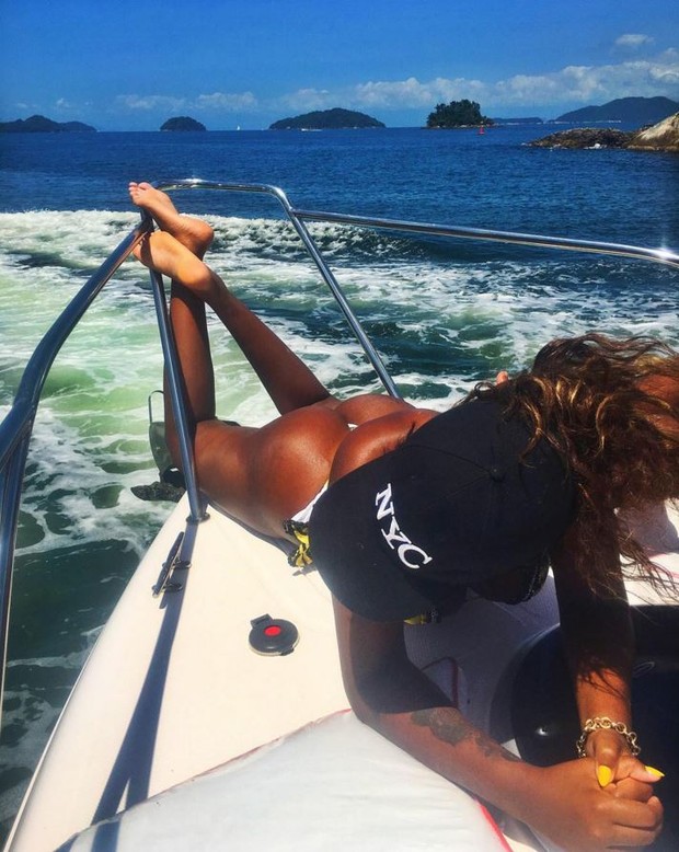 Ludmilla exibe bumbum de fio-dental