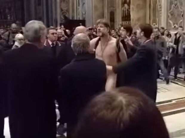 Ele entrou nu na Basílica de São Pedro (Crédito: Divulgação)