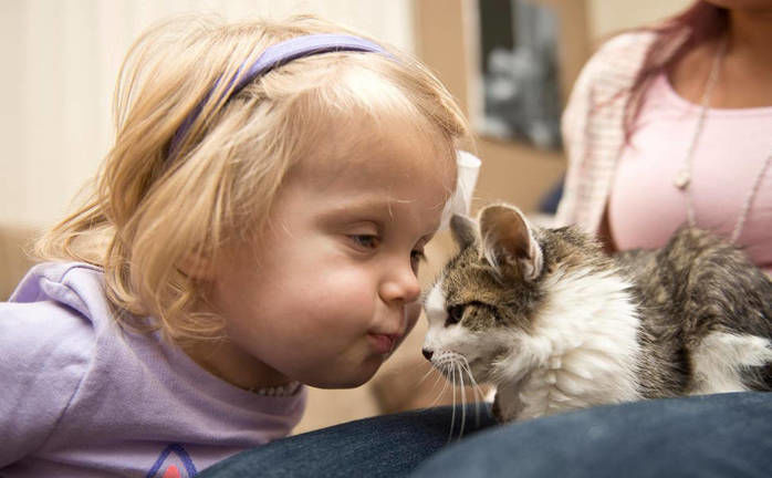 Scarlette e a gatinha (Crédito: Reprodução)
