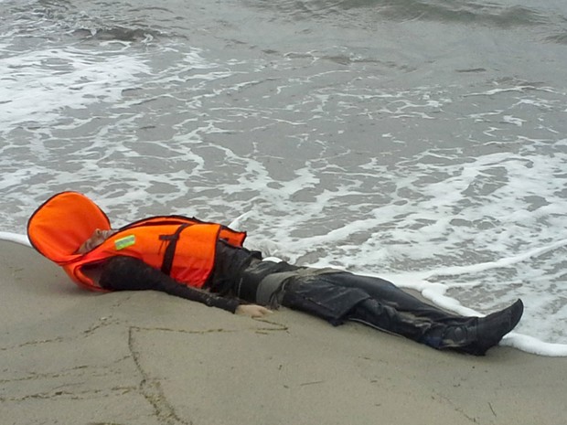 Corpo de migrante é encontrado nesta terça-feira (5) na cidade de Ayvalik (Crédito: Reuters)