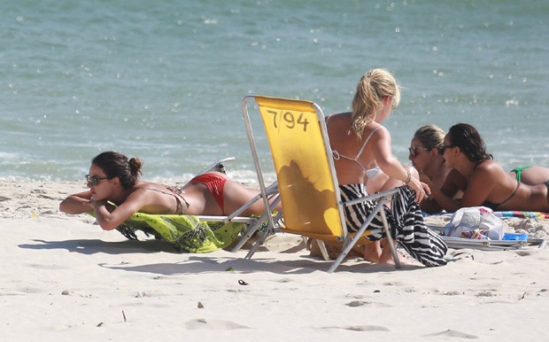Isis Valverde curte praia (Crédito: Agnews)