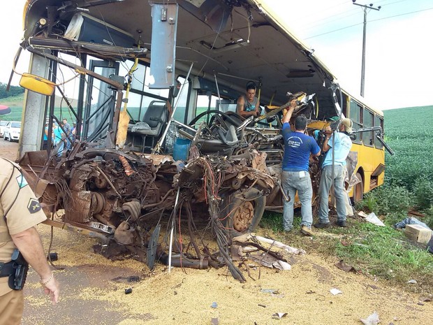 Um dos ônibus envolvido no acidente ficou totalmente destruído (Crédito: Reprodução)