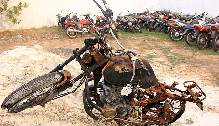 Moto roubaada é encontrada incendiada dentro de matagal no Piauí
