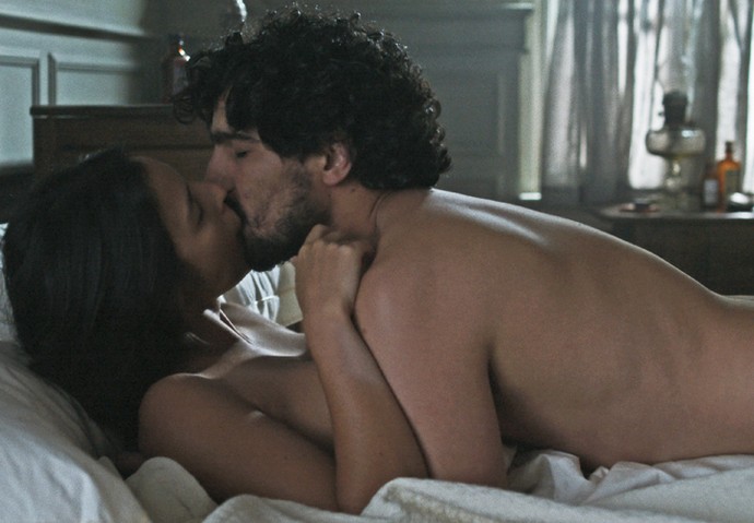 Júlia e Vicente estão em momento íntimo (Crédito: Divulgação)