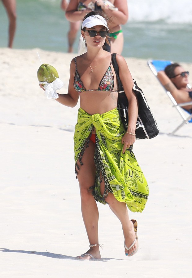 Isis Valverde curte praia (Crédito: Agnews)