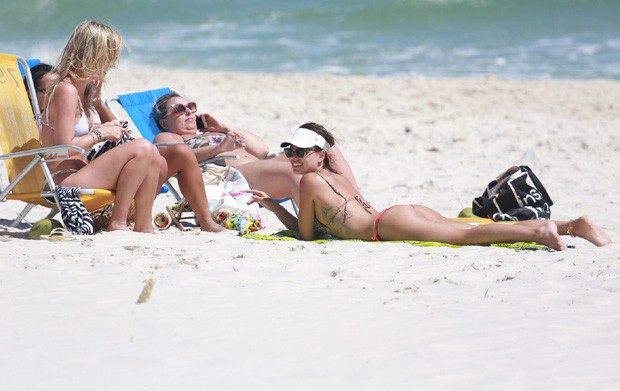Isis Valverde curte praia (Crédito: Agnews)