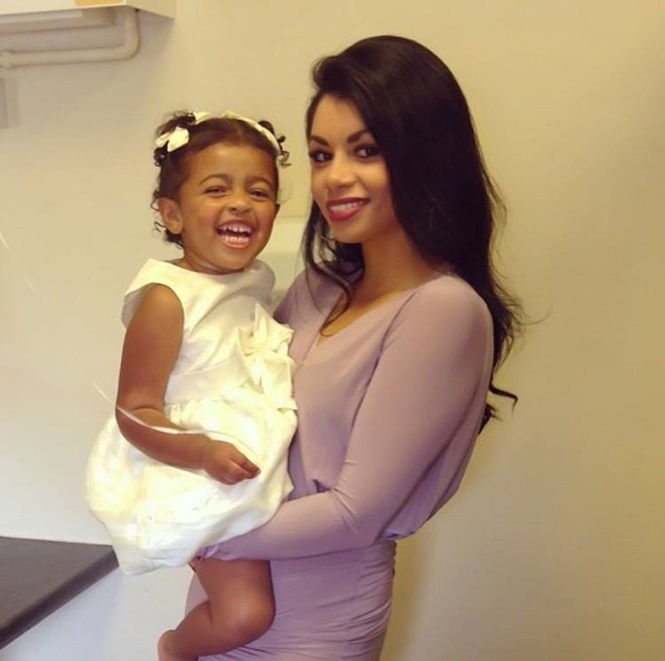 Kelly e a filha que hoje está com 3 anos (Crédito: Reprodução)