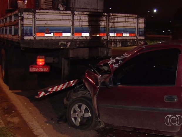 Carro só parou após bater em caminhão (Crédito: Reprodução)
