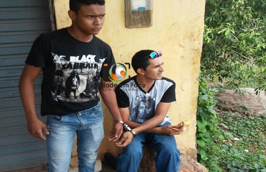 Dupla com moto roubada é presa ao tentar fugir de José de Freitas