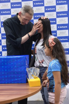 Padre Marcelo Rossi realiza tarde de autógrafos (Crédito: Reprodução)