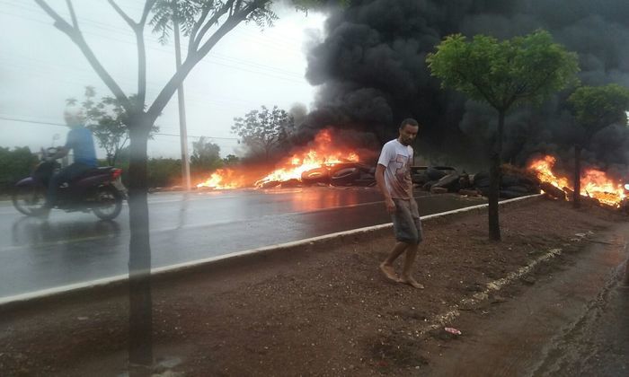 Moradores protestam pelas chuvas excessivas em Picos (Crédito: Reprodução)