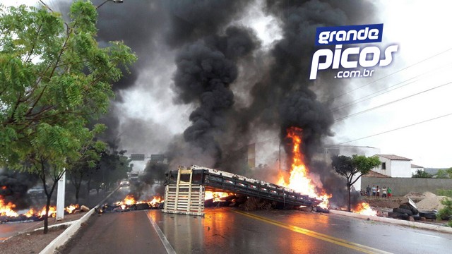 Moradores protestam pelas chuvas excessivas em Picos (Crédito: Reprodução)