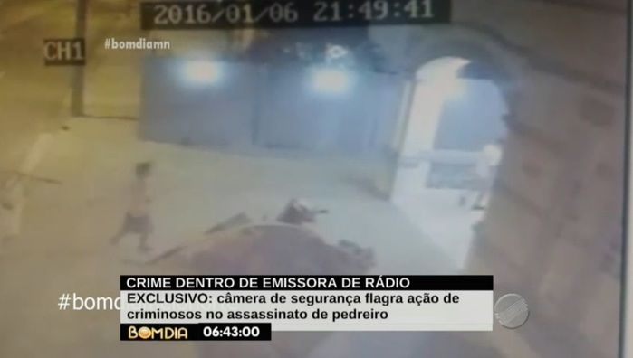 Segundo bandido entra rápido e com faca na mão (Crédito: Reprodução/TV Meio Norte)