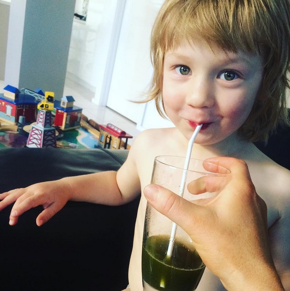 Suco verde é um dos alimentos do garoto (Crédito: Reprodução)