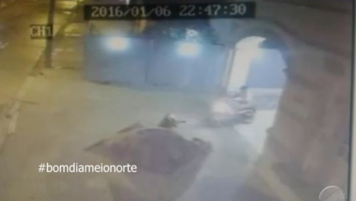 Segundo assassino sai com moto da vítima (Crédito: Reprodução/TV Meio Norte)