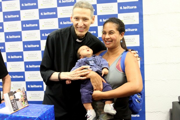 Padre Marcelo Rossi realiza tarde de autógrafos (Crédito: Reprodução)