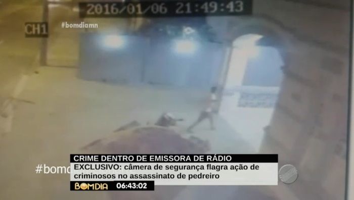 Primeiro criminoso entra no local do crime (Crédito: Reprodução/TV Meio Norte)