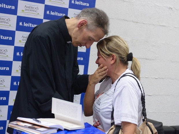 Padre Marcelo Rossi realiza tarde de autógrafos (Crédito: Reprodução)