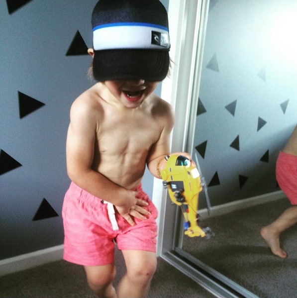 Menino mostra corpo musculoso aos 3 anos (Crédito: Reprodução)