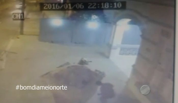 Acusado sai e se esconde atrás de construção (Crédito: Reprodução/TV Meio Norte)