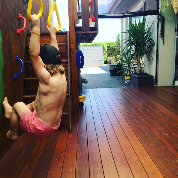 Menino adora praticar esporte em casa (Crédito: Reprodução)