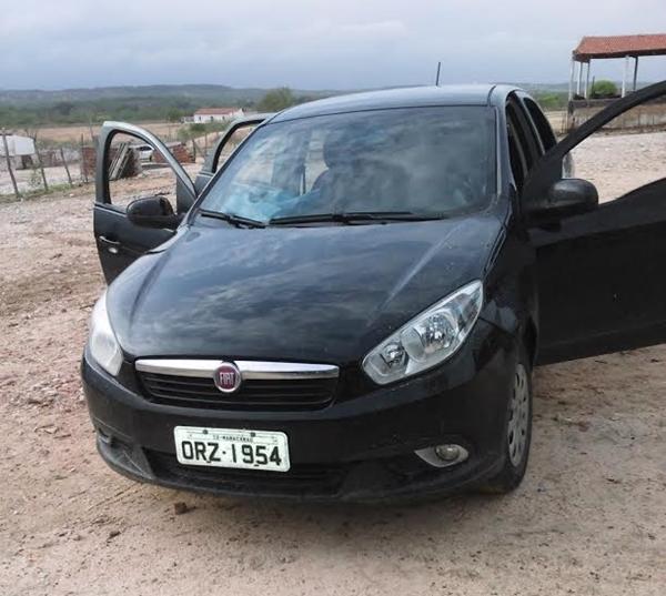 Carro Citroen placa ONZ-1954 da cidade Maracanaú-CE, abandonado pelos criminosos