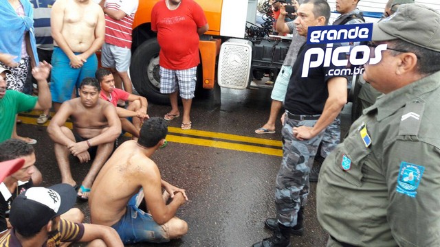 Moradores protestam pelas chuvas excessivas em Picos (Crédito: Reprodução)